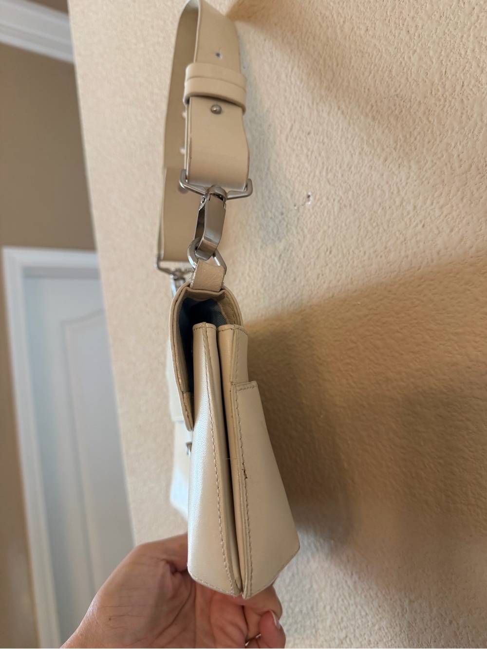 Hobo Leather Shoulder Bag in Cream - Picture 2 of 9